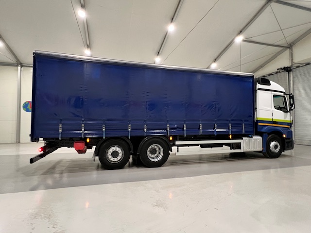 Mercedes Actros 2530 6×2 Sleeper Cab Curtainsider