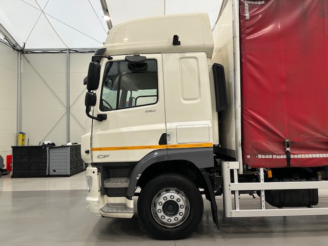 DAF CF 260 Sleeper Cab Curtainsider