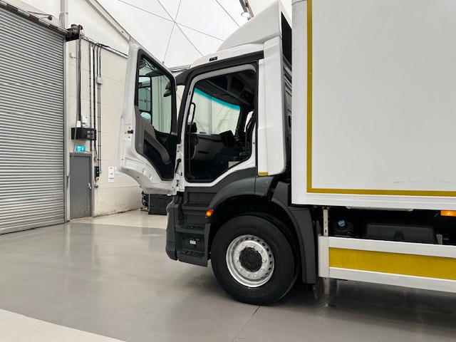 Mercedes Antos 2532 6×2 Rear Lift Day Cab Fridge Box