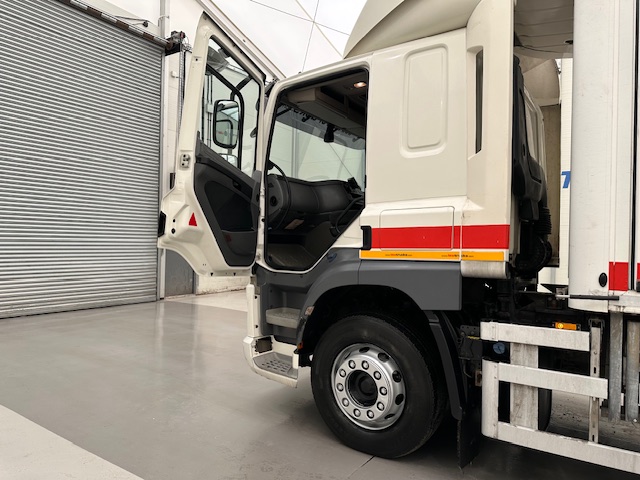DAF CF 370 6×2 Sleeper Cab Fridge Box