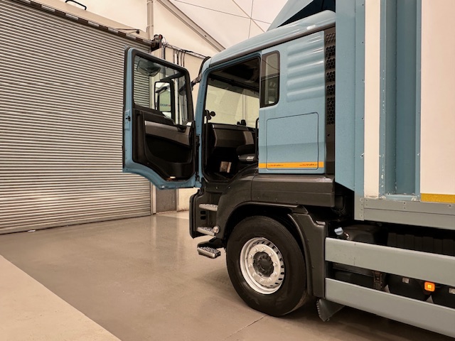 MAN TGS 26.360 6×2 Sleeper Cab Insulated Box Van