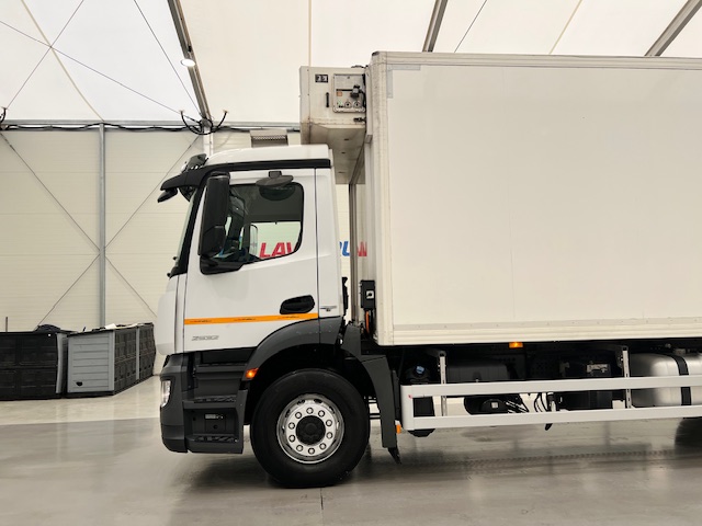 Mercedes Actros 2532 6×2 Rear Lift Day Cab Fridge Box