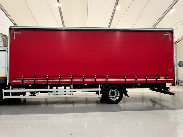 Mercedes Actros 1824 4×2 Sleeper Cab Curtainsider