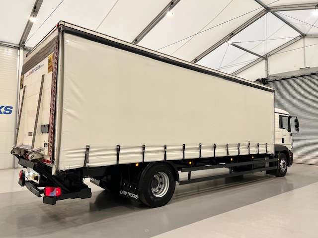 MAN TGM 18.250 4×2 Sleeper Cab Curtainsider