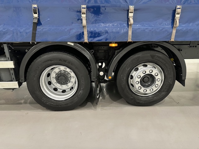 DAF CF 330 6×2 Rear Lift Sleeper Cab Curtainsider