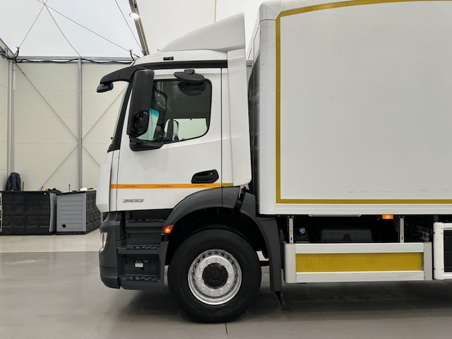 Mercedes Antos 2532 6×2 Rear Lift Day Cab Fridge Box