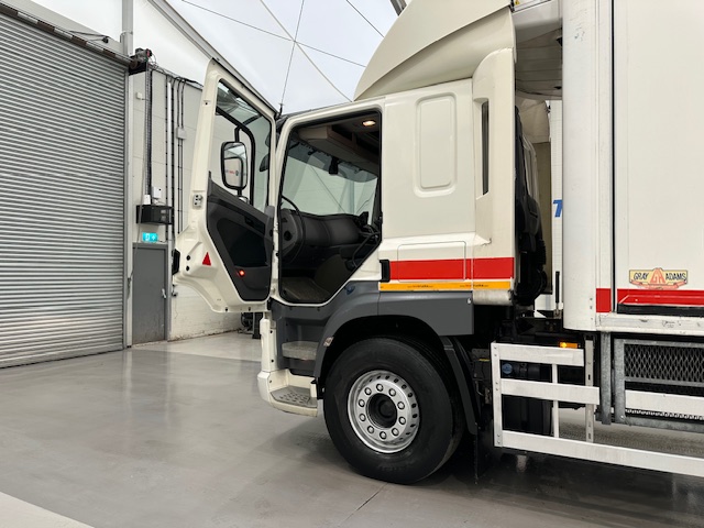 DAF CF 370 6×2 Sleeper Cab Fridge Box