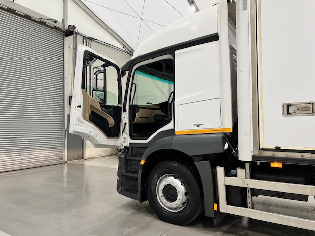 Mercedes Actros 1824 4×2 Sleeper Cab Fridge Box