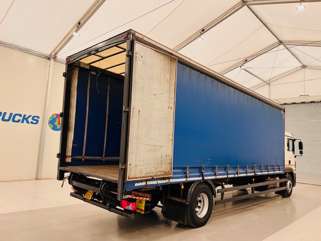 MAN TGM 18.250 Sleeper Cab Curtainsider