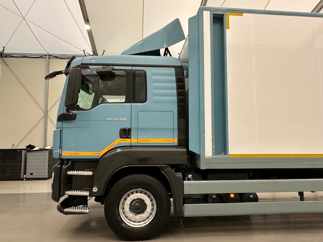 MAN TGS 26.360 6×2 Sleeper Cab Insulated Box Van