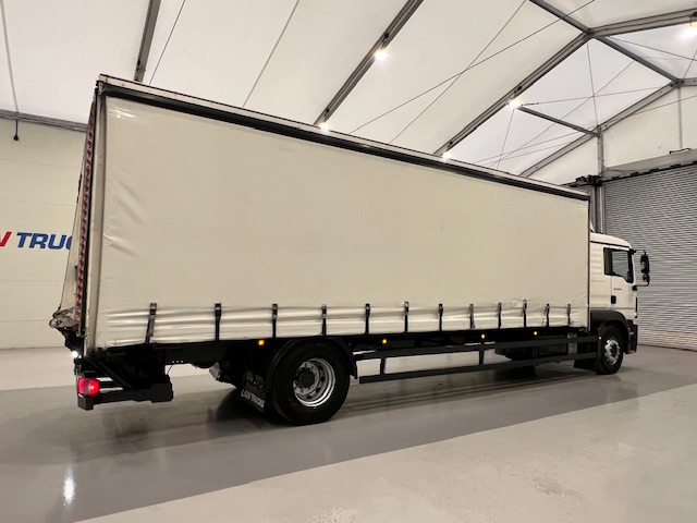 MAN TGM 18.250 4×2 Sleeper Cab Curtainsider