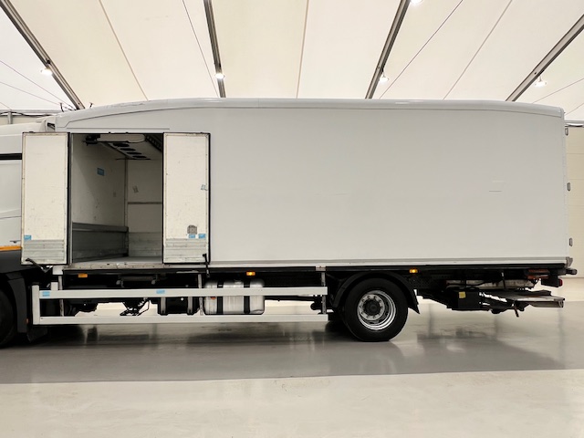 Mercedes Actros 1824 4×2 Sleeper Cab Fridge Box