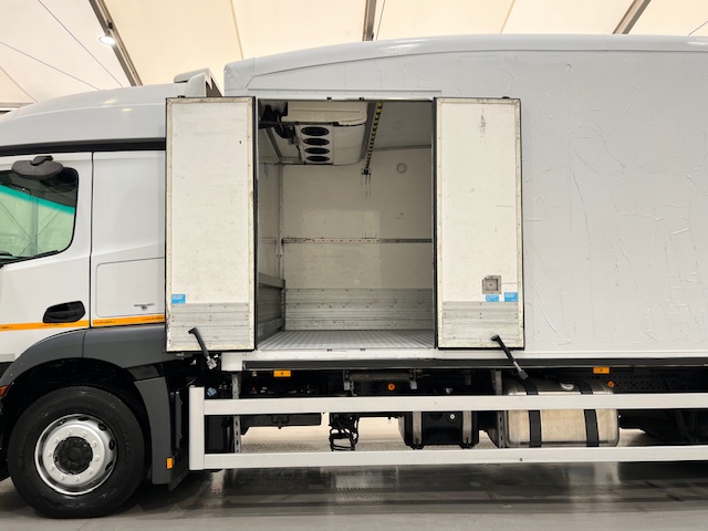 Mercedes Actros 1824 4×2 Sleeper Cab Fridge Box