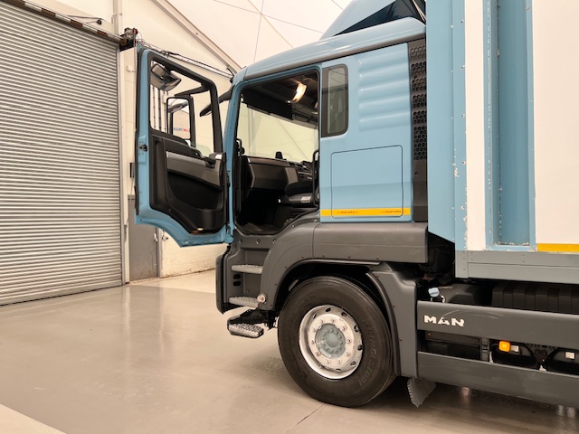 MAN TGS 26.320 6×2 Sleeper Cab Insulated Box Van