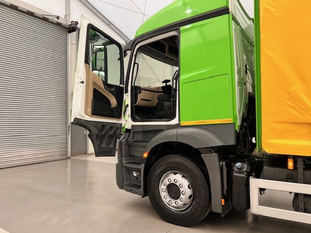 Mercedes Actros 2536 6×2 Sleeper Cab Curtainsider