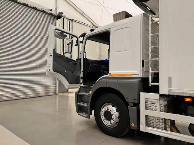 Mercedes Axor 2529 6×2 Rear Lift Sleeper Cab Fridge Box