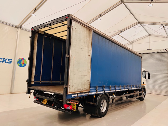 MAN TGM 18.250 Sleeper Cab Curtainsider