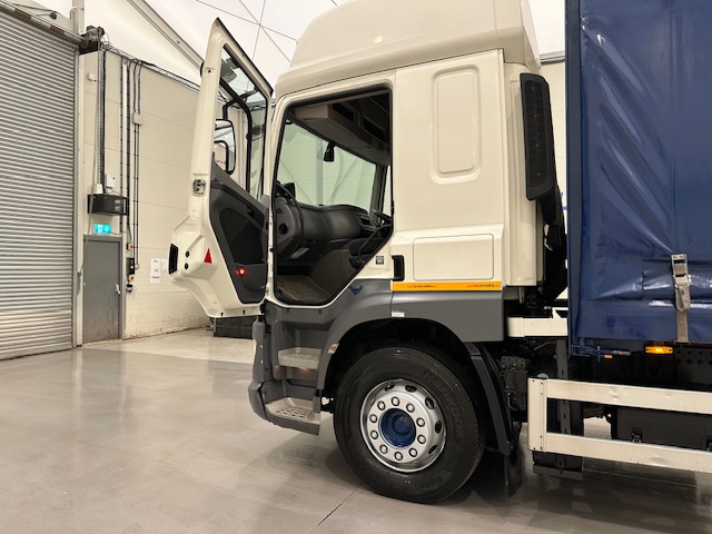 DAF CF 330 6×2 Rear Lift Sleeper Cab Curtainsider