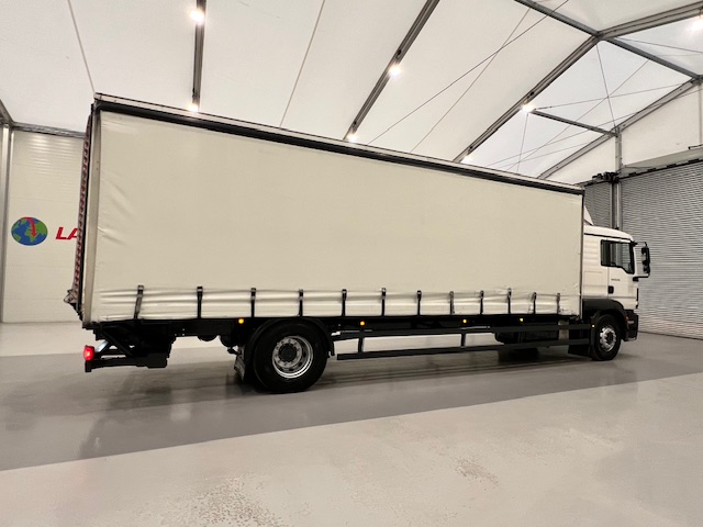 MAN TGM 18.250 4×2 Sleeper Cab Curtainsider