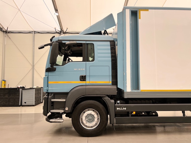 MAN TGS 26.320 6×2 Sleeper Cab Insulated Box Van
