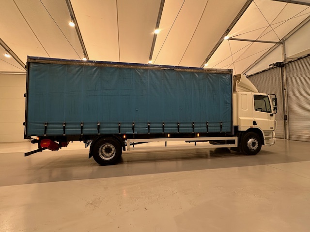 DAF CF65 220 Sleeper Cab Curtainsider Manual