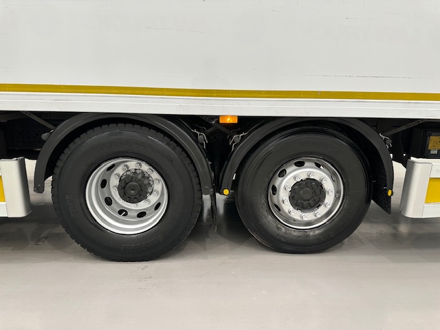 Mercedes Antos 2532 6×2 Rear Lift Day Cab Fridge Box
