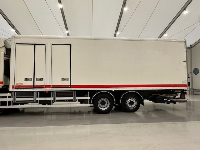 DAF CF 370 6×2 Sleeper Cab Fridge Box