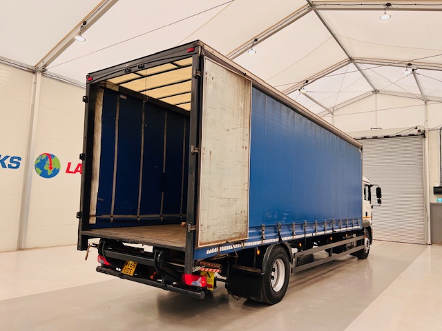 MAN TGM 18.250 Sleeper Cab Curtainsider