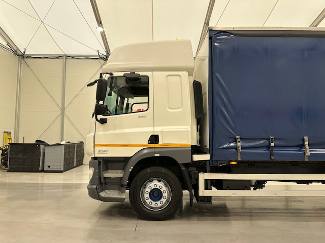 DAF CF 330 6×2 Rear Lift Sleeper Cab Curtainsider