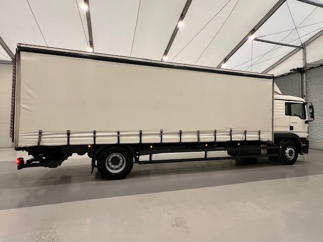 MAN TGM 18.250 4×2 Sleeper Cab Curtainsider