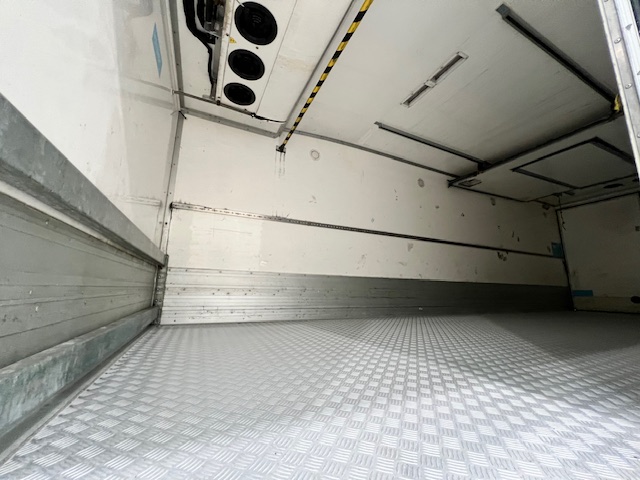 Mercedes Actros 1824 4×2 Sleeper Cab Fridge Box