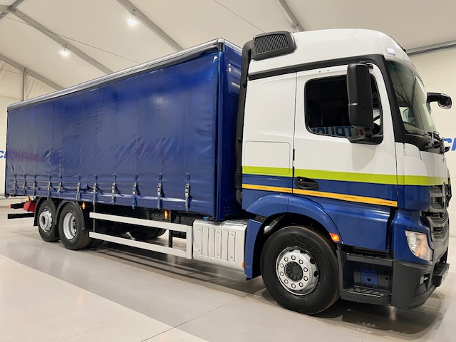 Mercedes Actros 2530 6×2 Sleeper Cab Curtainsider