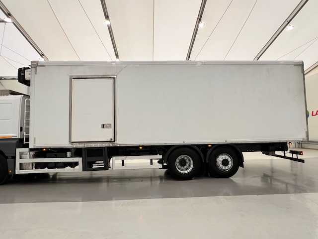 Mercedes Axor 2529 6×2 Rear Lift Sleeper Cab Fridge Box