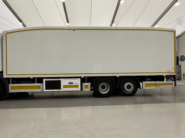 Mercedes Antos 2532 6×2 Rear Lift Day Cab Fridge Box