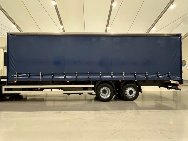 DAF CF 330 6×2 Rear Lift Sleeper Cab Curtainsider
