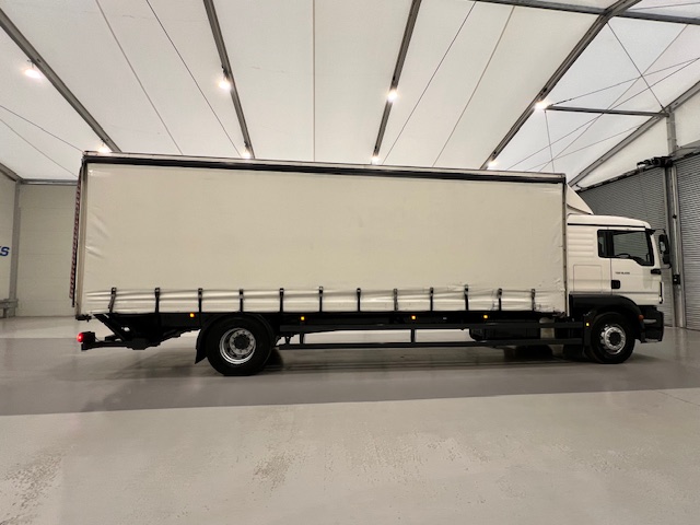 MAN TGM 18.250 4×2 Sleeper Cab Curtainsider