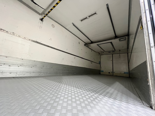 Mercedes Actros 1824 4×2 Sleeper Cab Fridge Box