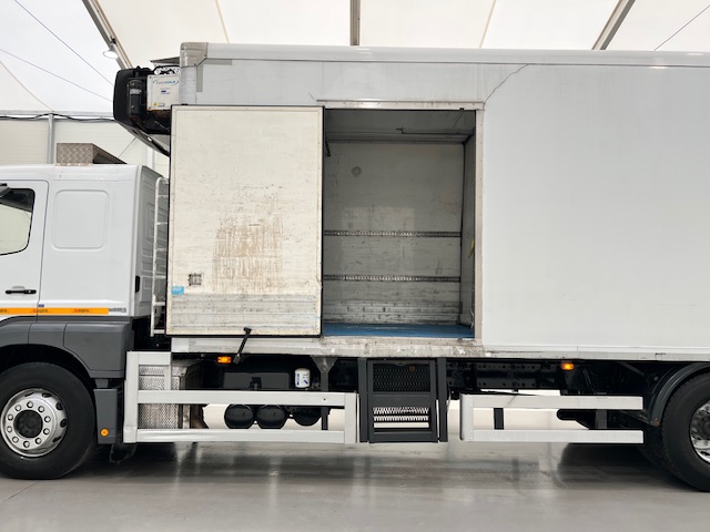 Mercedes Axor 2529 6×2 Rear Lift Sleeper Cab Fridge Box