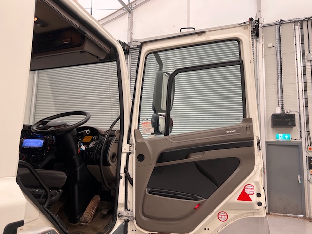 DAF CF75 310 Day Cab Dropside Brick Grab