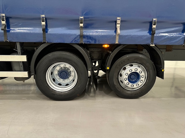 DAF CF 330 6×2 Rear Lift Sleeper Cab Curtainsider