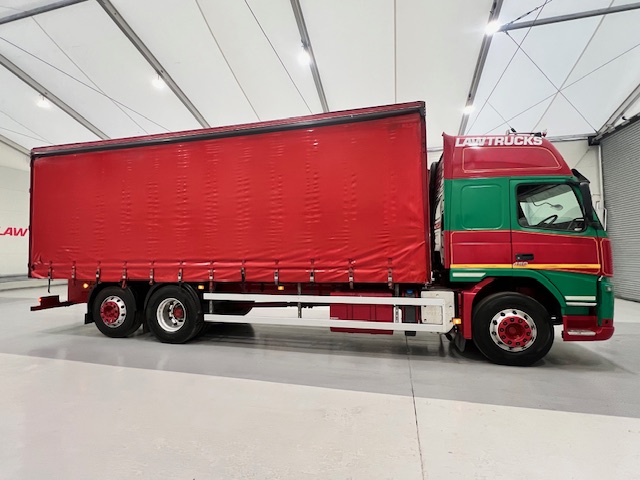 Volvo FM 450 6×2 Sleeper Cab Curtainsider