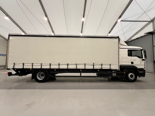 MAN TGM 18.250 4×2 Sleeper Cab Curtainsider