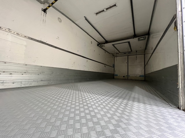 Mercedes Actros 1824 4×2 Sleeper Cab Fridge Box