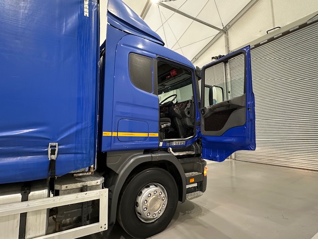 Scania 114 340 6×2 Rear Lift Sleeper Cab Curtainsider