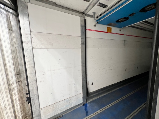 Mercedes Actros 2532 6×2 Rear Lift Day Cab Fridge Box