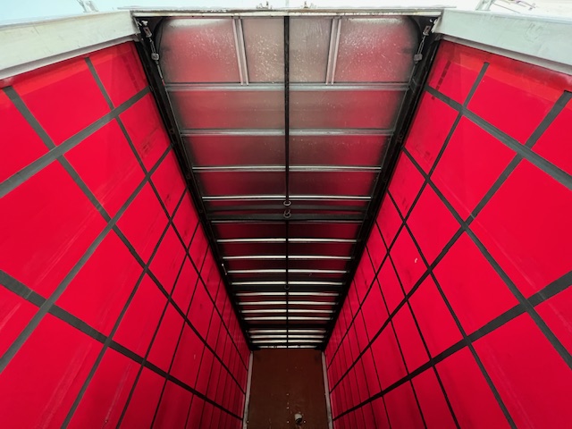 Mercedes Actros 1824 4×2 Sleeper Cab Curtainsider