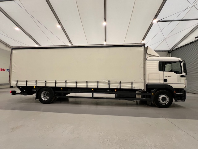 MAN TGM 18.250 4×2 Sleeper Cab Curtainsider