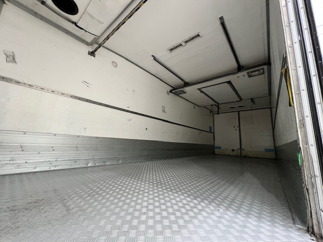 Mercedes Actros 1824 4×2 Sleeper Cab Fridge Box