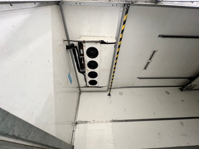 Mercedes Actros 1824 4×2 Sleeper Cab Fridge Box