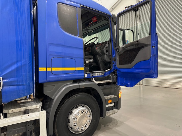 Scania 114 340 6×2 Rear Lift Sleeper Cab Curtainsider
